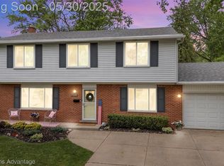 23355 Larkshire St, Farmington, MI 48336
