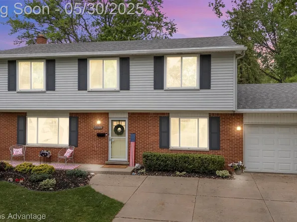 23355 Larkshire St, Farmington, MI 48336