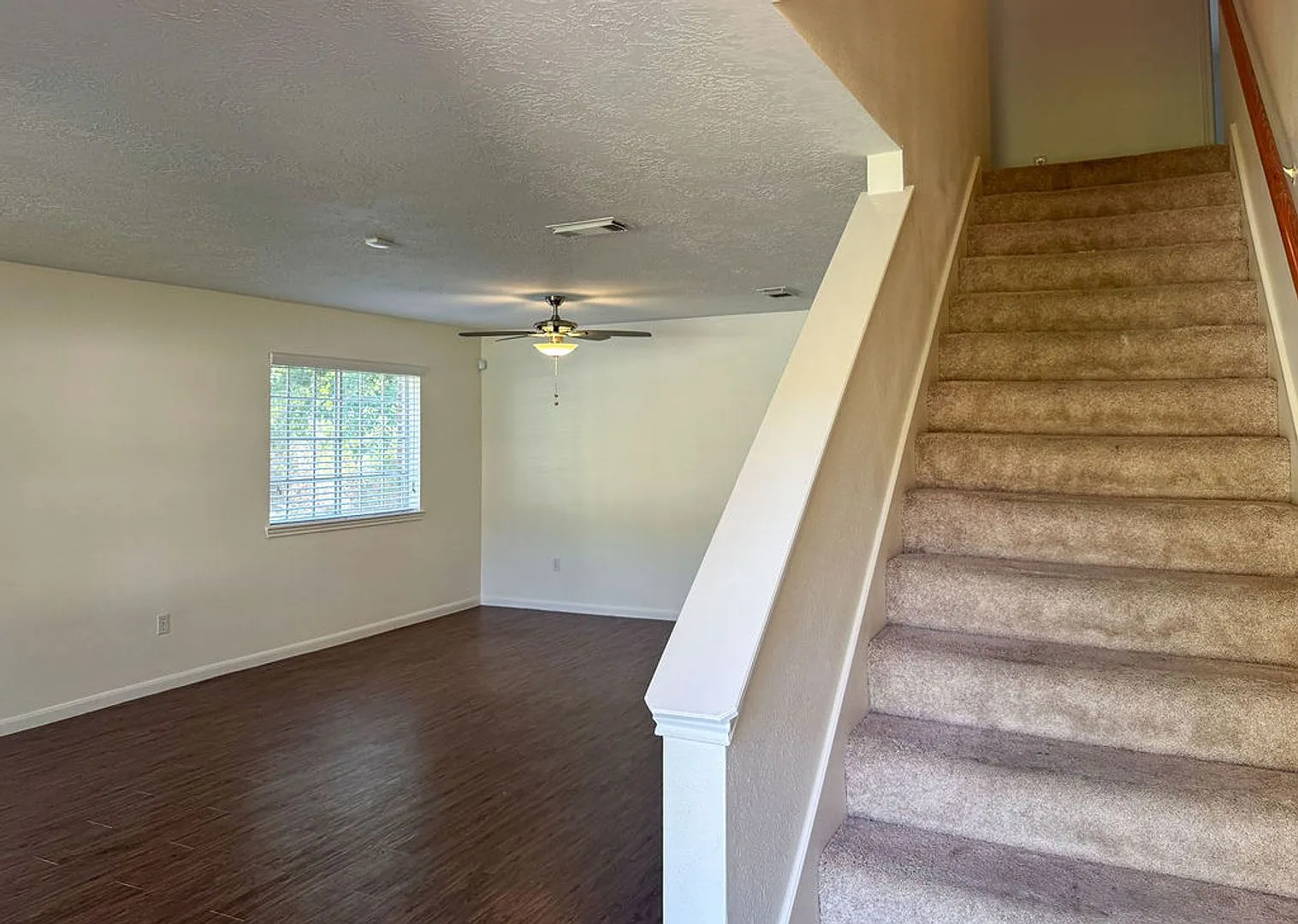 Move In Special 1/2 Off 1st Month's Rent Beautiful 2 Story On Corner In Elkins Lake — Photo 3