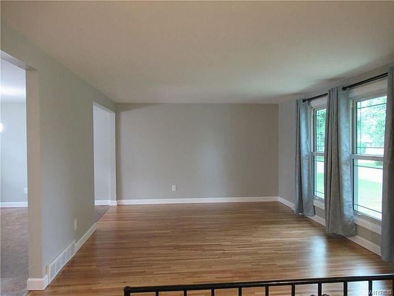 5th image of 16 Kingswood Dr