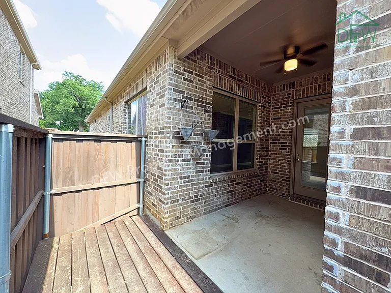 302 Julia Ln — Photo 31