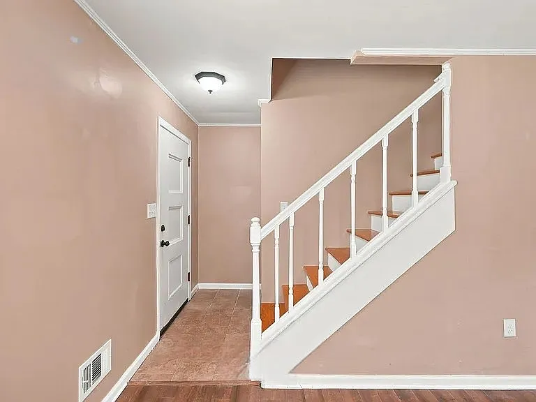 35 Avondale Dr #13 — Photo 2