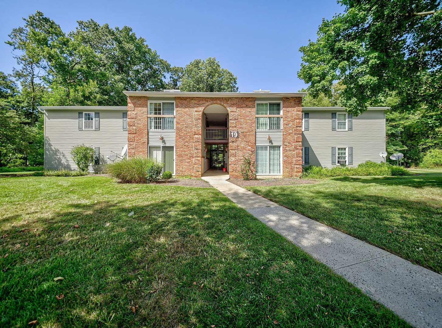 19-7 Augusta Ct — Photo 1