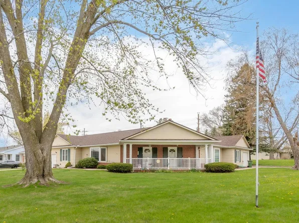 1102 Dixon Dr, Waterloo, IA 50701
