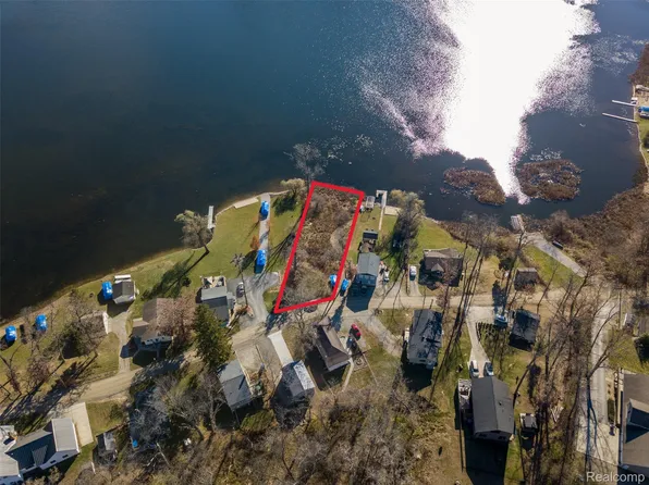 2146 Webster Park Dr, Howell, MI 48843