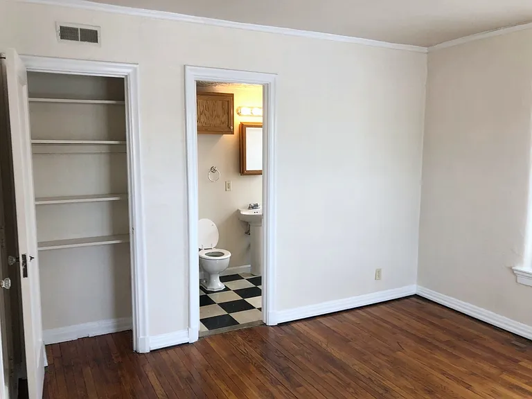Barrington Apartments — Photo 41