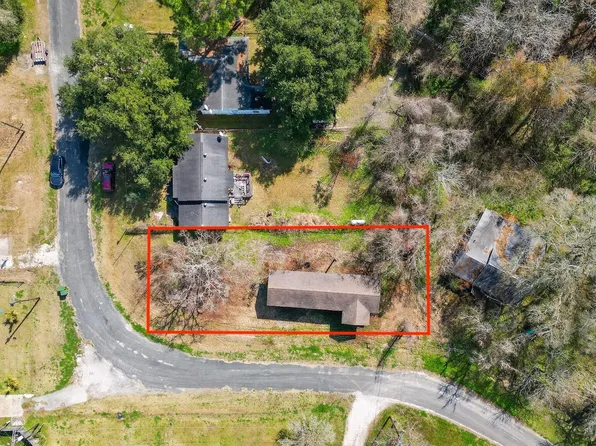 2024 9th St, High Island, TX 77623