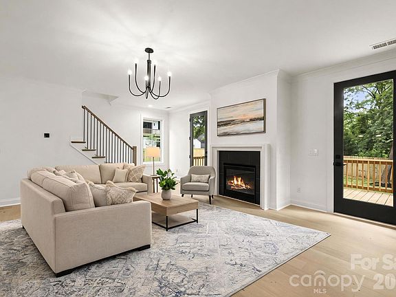 5th image of 3031 Mathis Dr