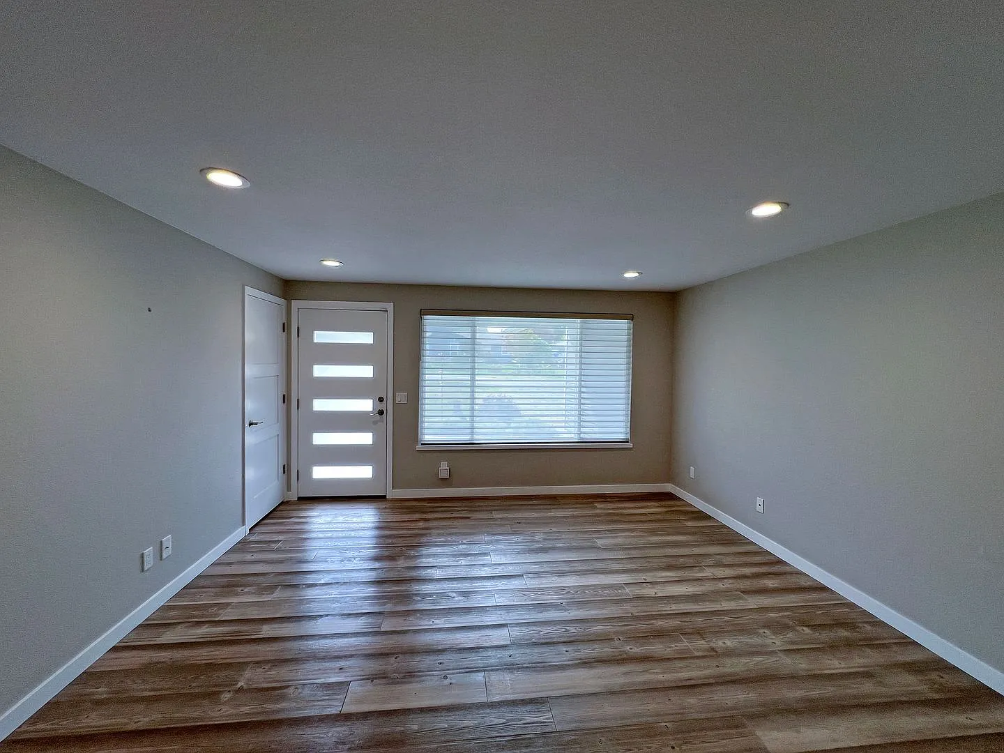 Scenic hill rambler home - full remodel - 3 bedroom 1.5 bathroom, 2 car garage - Available now. — Photo 3