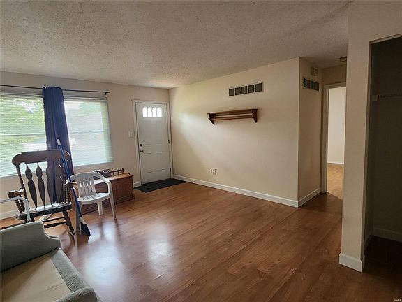 5th image of 27 Brittany Ct
