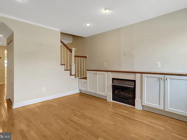 619 N Henry St — Photo 10