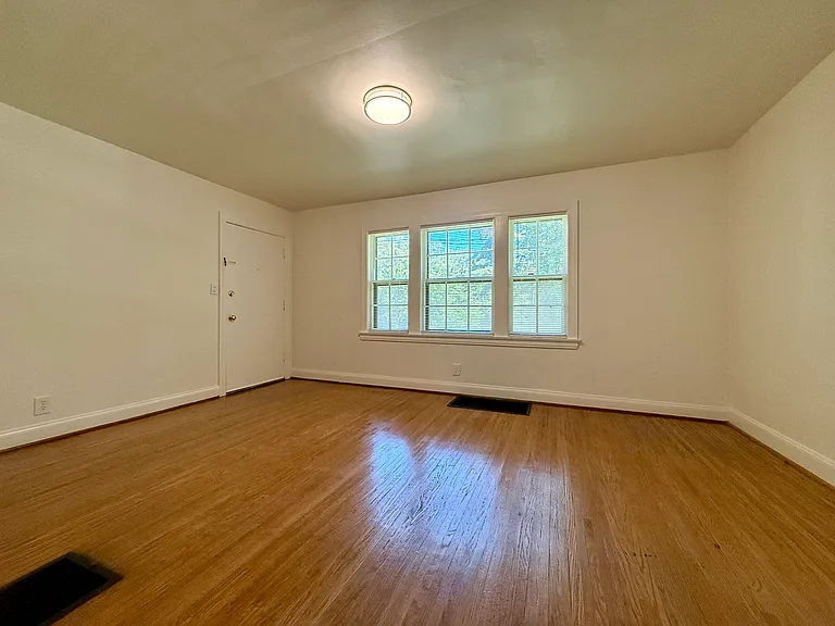 2466 Grinstead Dr — Photo 27