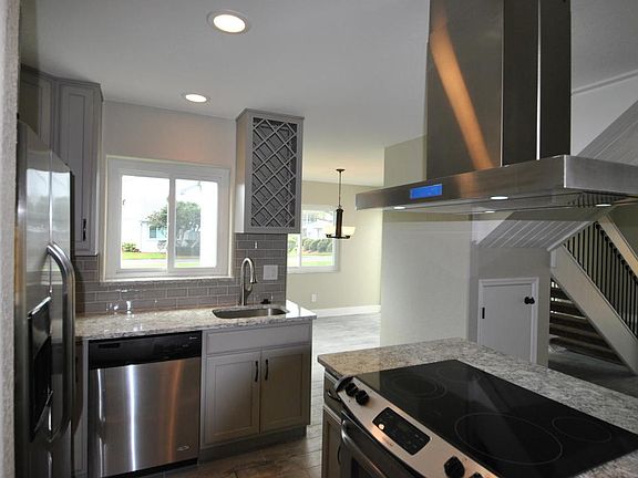 3rd image of 542 Seaport Blvd