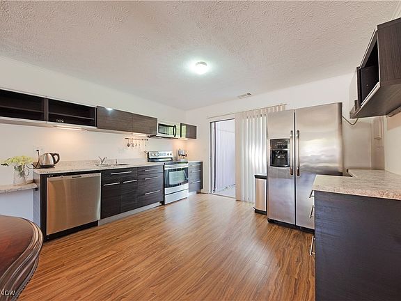 3rd image of 1090 Fleetwood Dr APT B