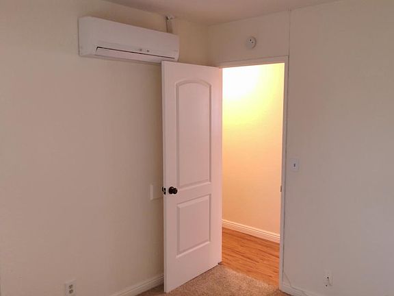 AC/Heating unit in bedroom