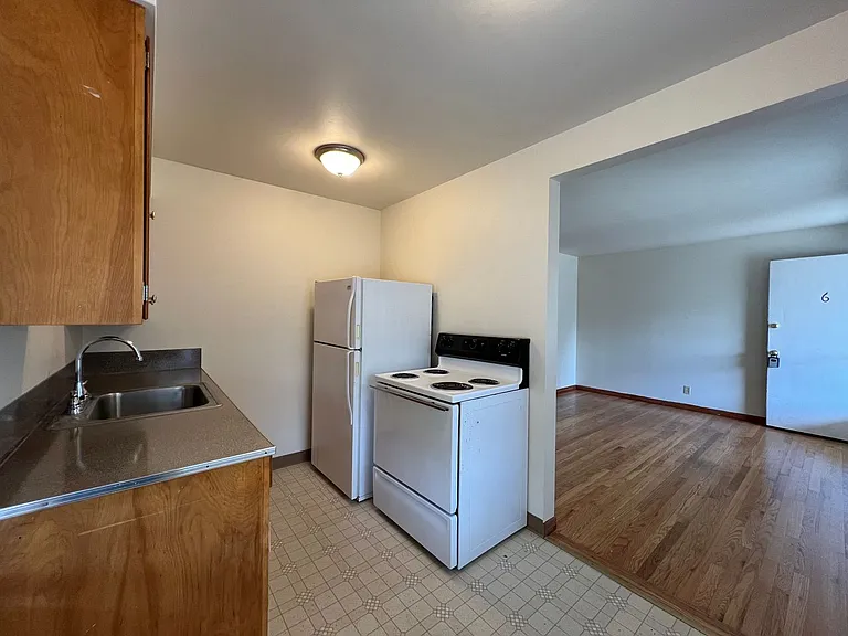W1319 - Hudson's Bay Court — Photo 5