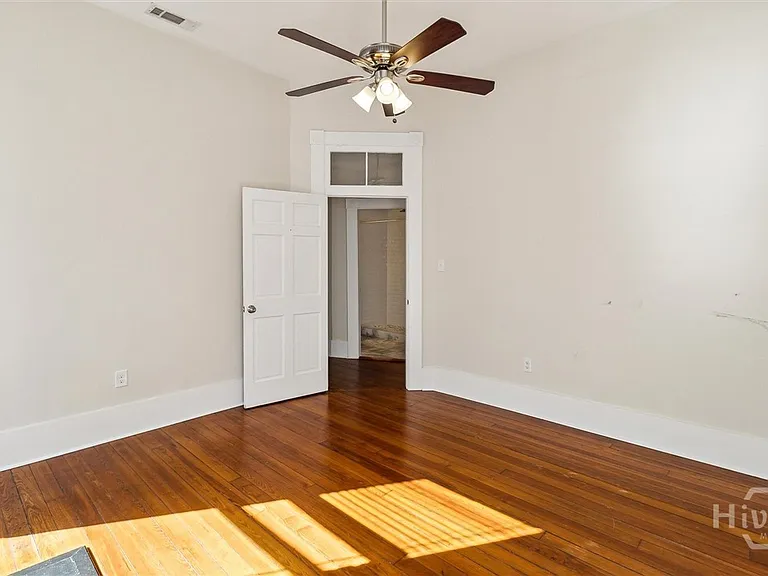 413 E Waldburg St #B — Photo 16