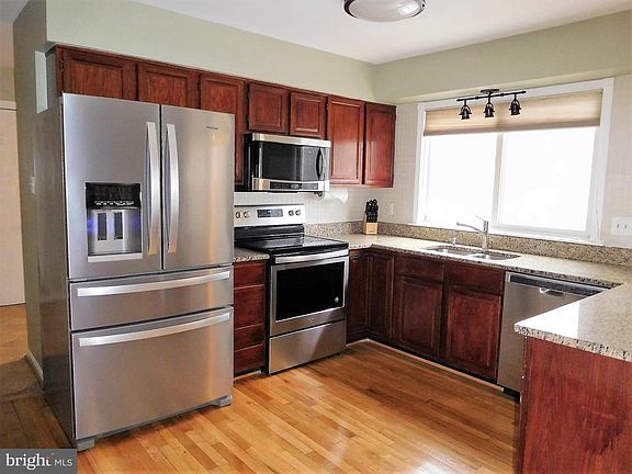 5th image of 15210 Holleyside Dr
