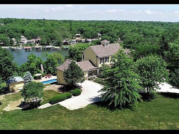 Now, you see a glimpse of the pool and outdoor kitchen.