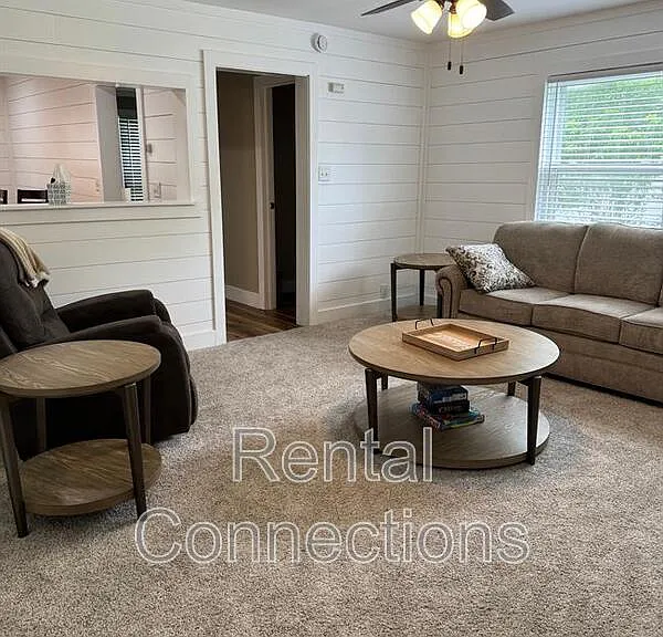 1104 W Chestnut St — Photo 4