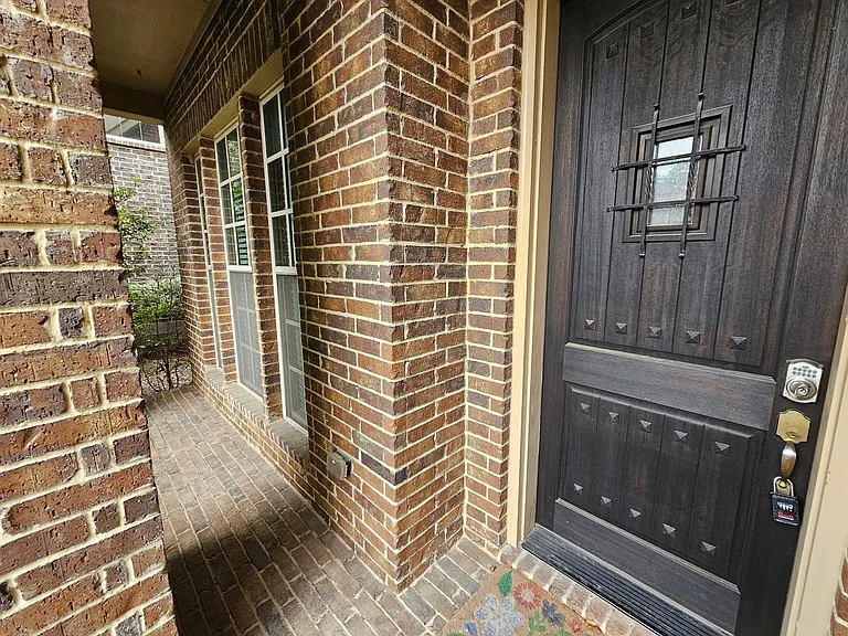 988 Shadyside Ln — Photo 2
