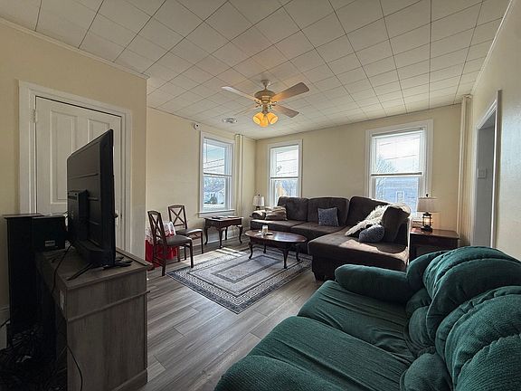 4th image of 400 Maple St