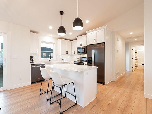 3rd image of 4022 Amari Loop NW