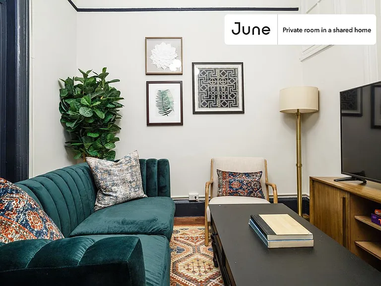 336 W 47th St #1D — Photo 4