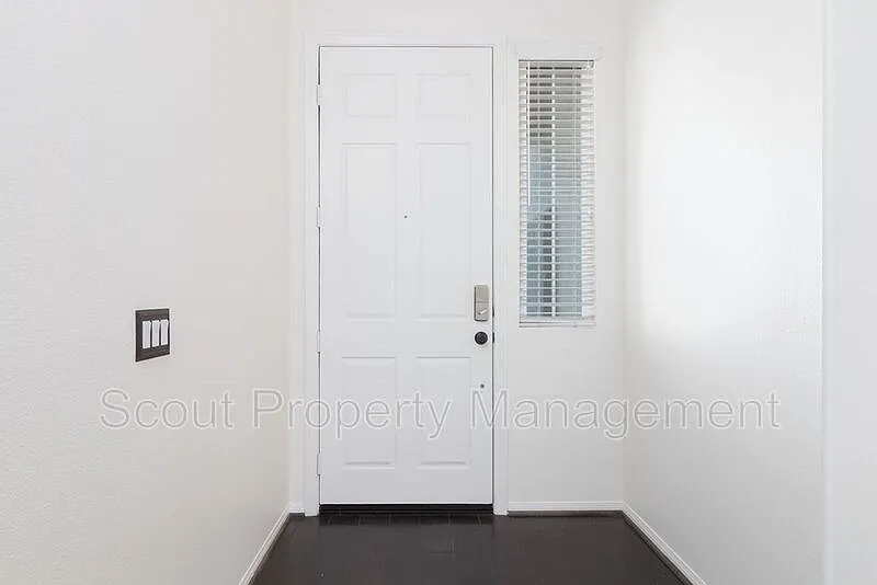 3 bed, 2.0 bath, 2024 sqft, $3,095 — Photo 4