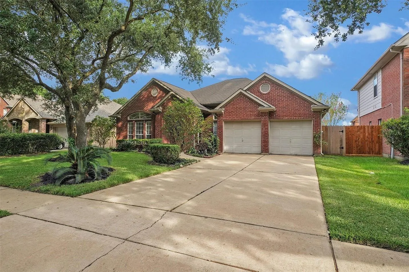 3 bed, 2.0 bath, 2298 sqft, $2,600 — Photo 1