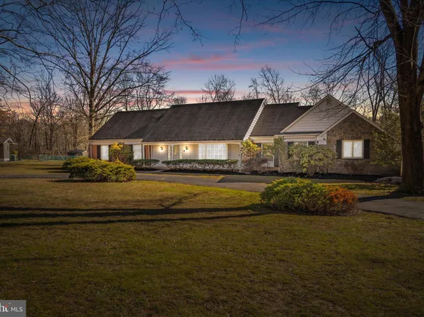 8 Creek Rim Dr, Titusville, NJ 08560