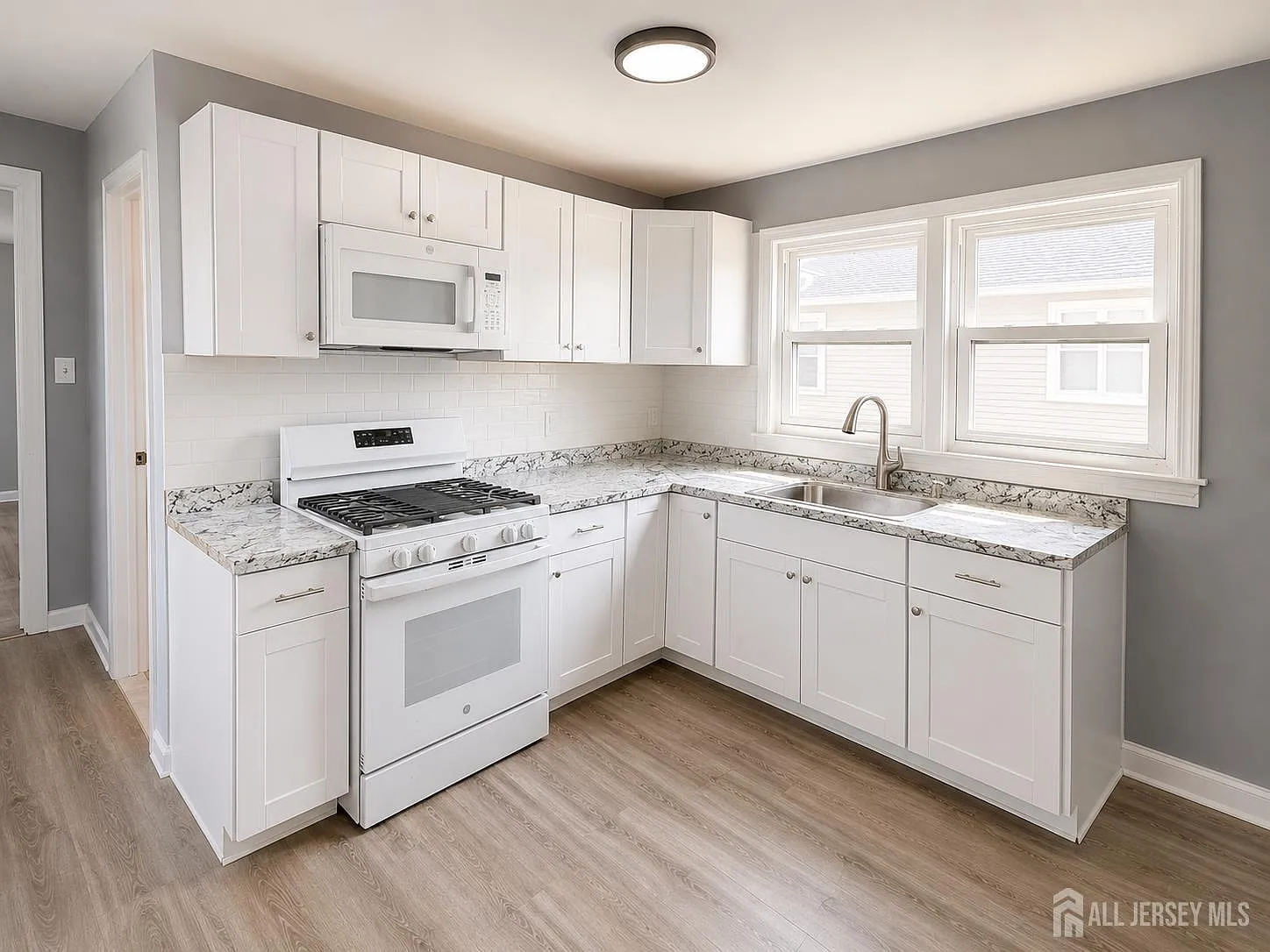 3 bed, 1.0 bath, 1038 sqft, $3,100 — Photo 3