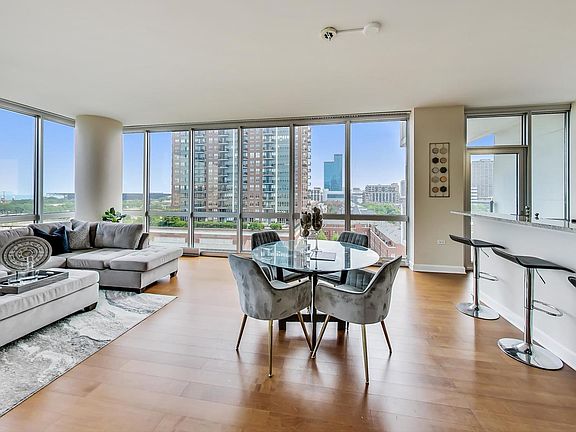 5th image of 1629 S Prairie Ave #905