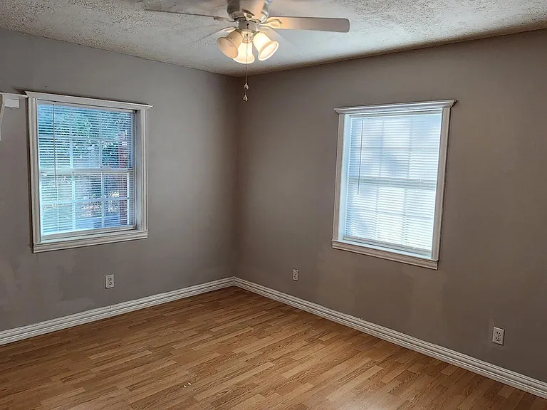 808 Howell Dr — Photo 17