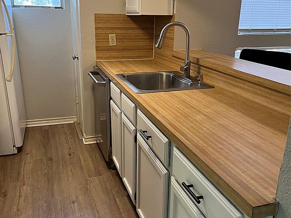 4th image of 2311 W Nueces St #301