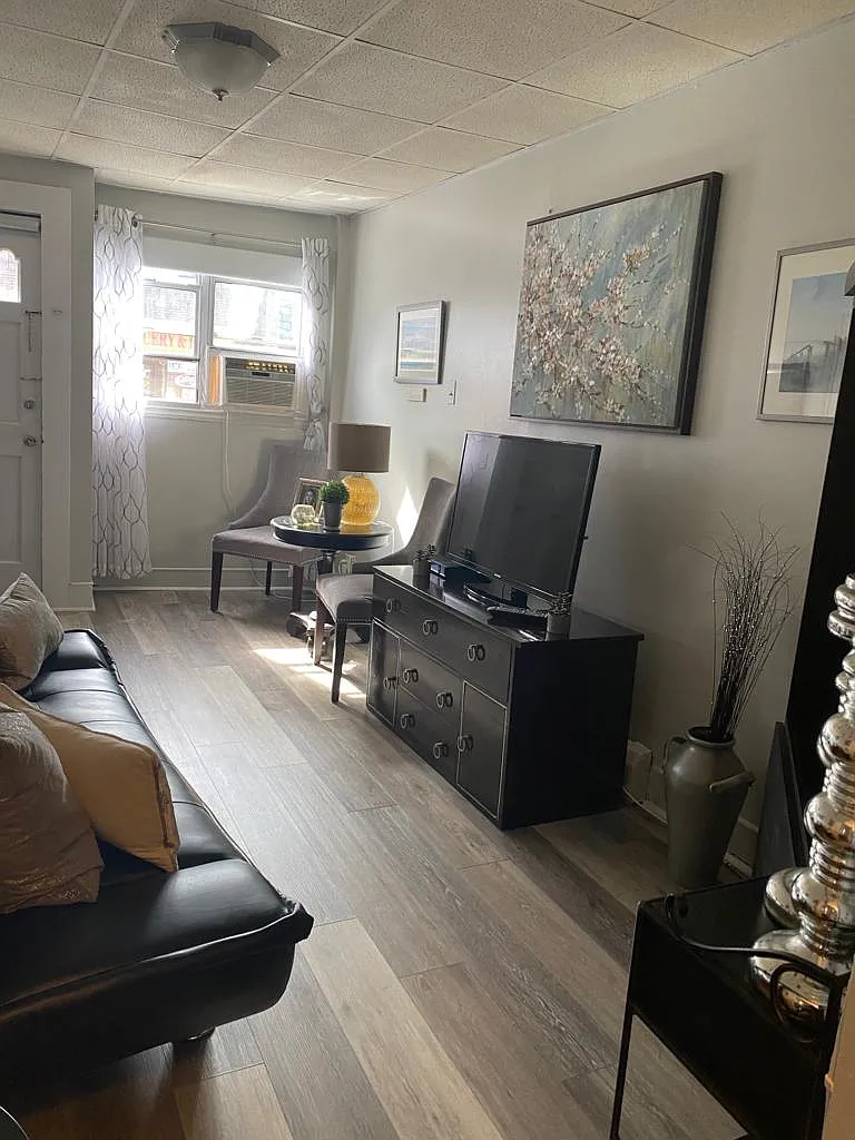 1 bed, 700 sqft, $1,950 — Photo 2
