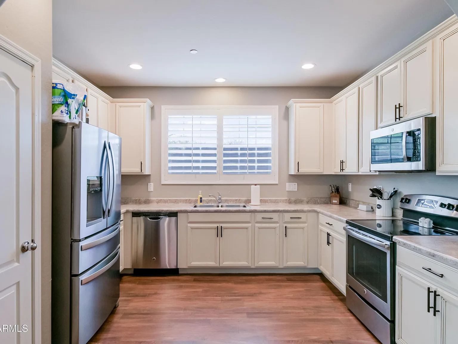 3 bed, 2.5 bath, 1982 sqft, $2,135 — Photo 3