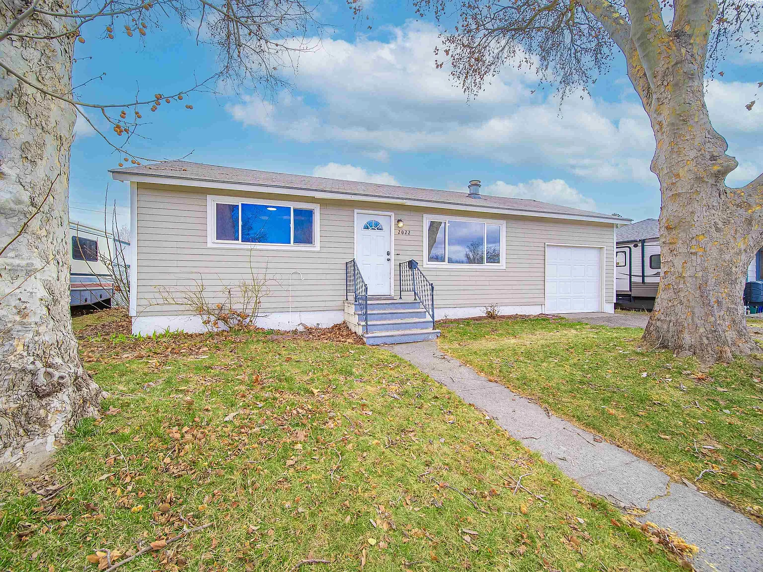 2022 Blue Ave photo 1