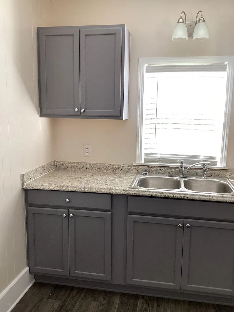 Three bedroom one and a half bath — Photo 4