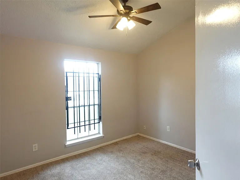 10811 Thorncliff Dr — Photo 7
