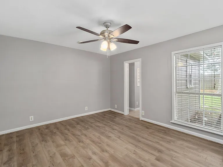 1110 Woods Dr — Photo 10