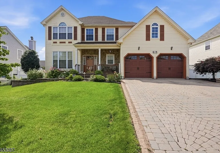 17 Grant Way — Photo 1