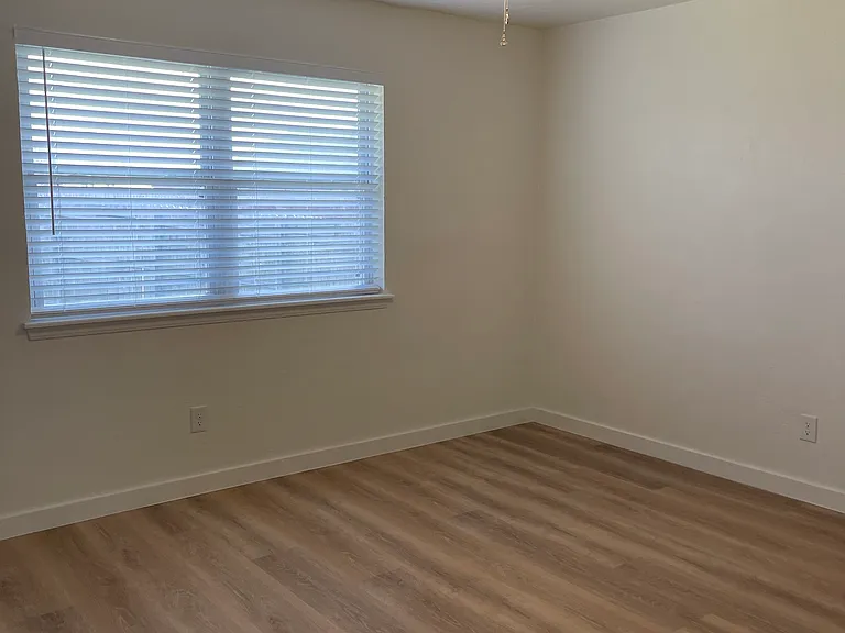 504 Pinewood Dr — Photo 12