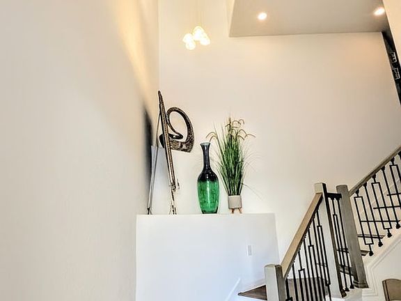4th image of 5639 N Honore Ave #222