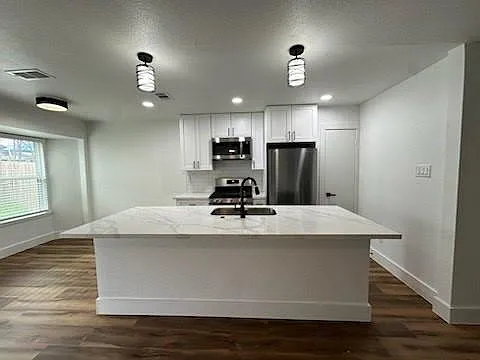3 bed, 1978 sqft, $2,095 — Photo 2