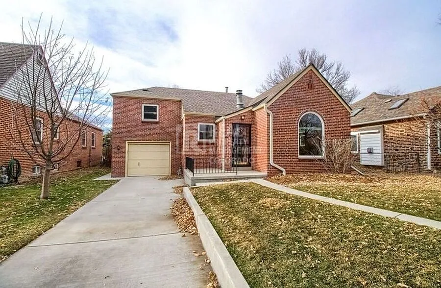 Charming 3-Bedroom Bungalow with a Spacious Yard in the Hale Neighborhood! — Photo 2