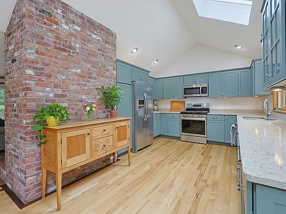 3rd image of 14 Pheasant Ridge Rd