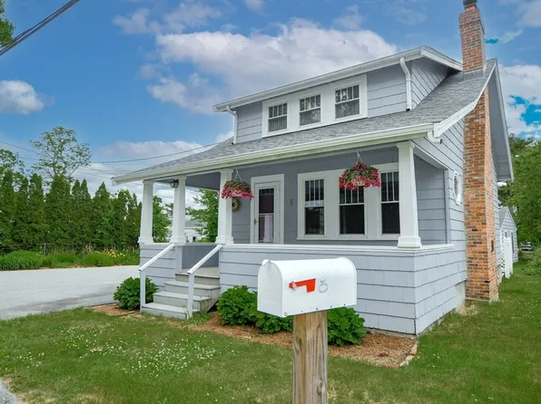 8 Tomahawk Dr, Wareham, MA 02571