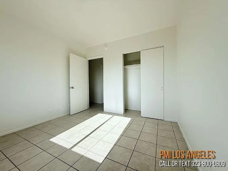 943 W 68th St — Photo 21