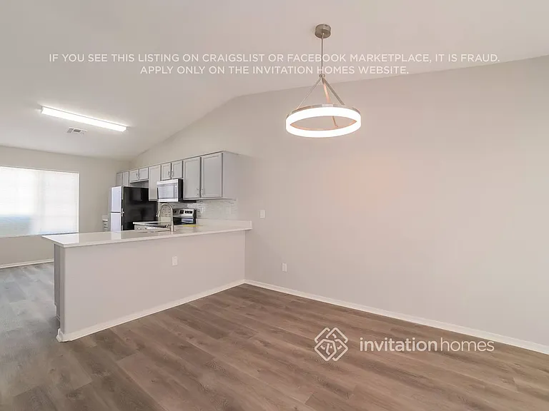 802 E Roberts Ave — Photo 3